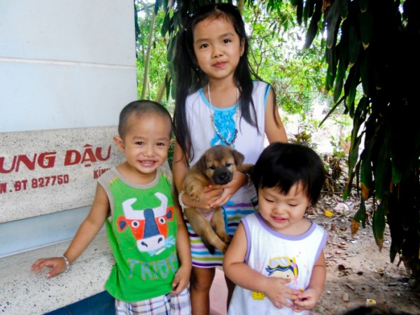 Enfants vietnamiens avec un chiot